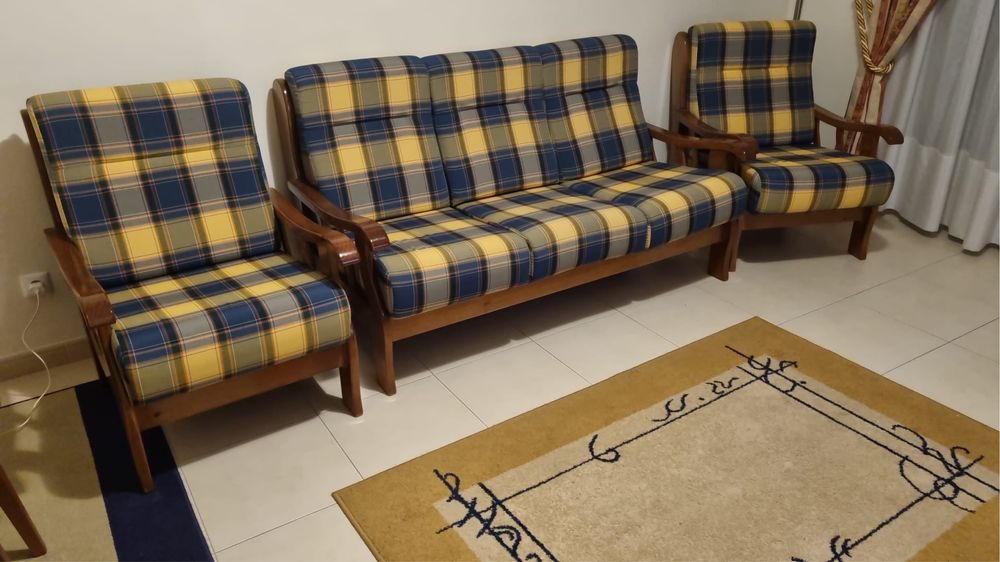 Sofa e dois cadeiroes +mesa - como novos