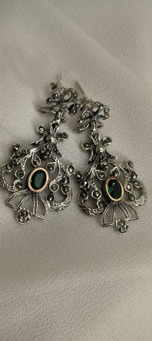 Brincos antigos em prata com pedra verde