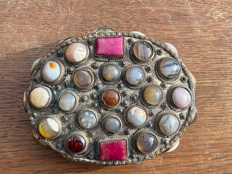 Linda caixa antiga em prata