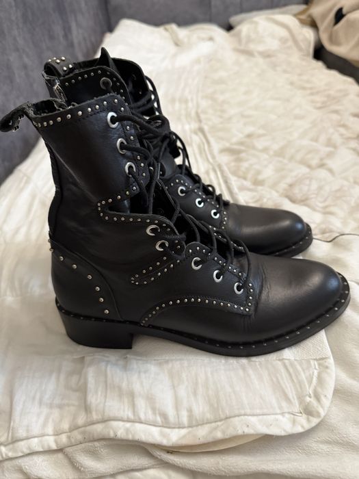 Взуття жіноче та чоловіче