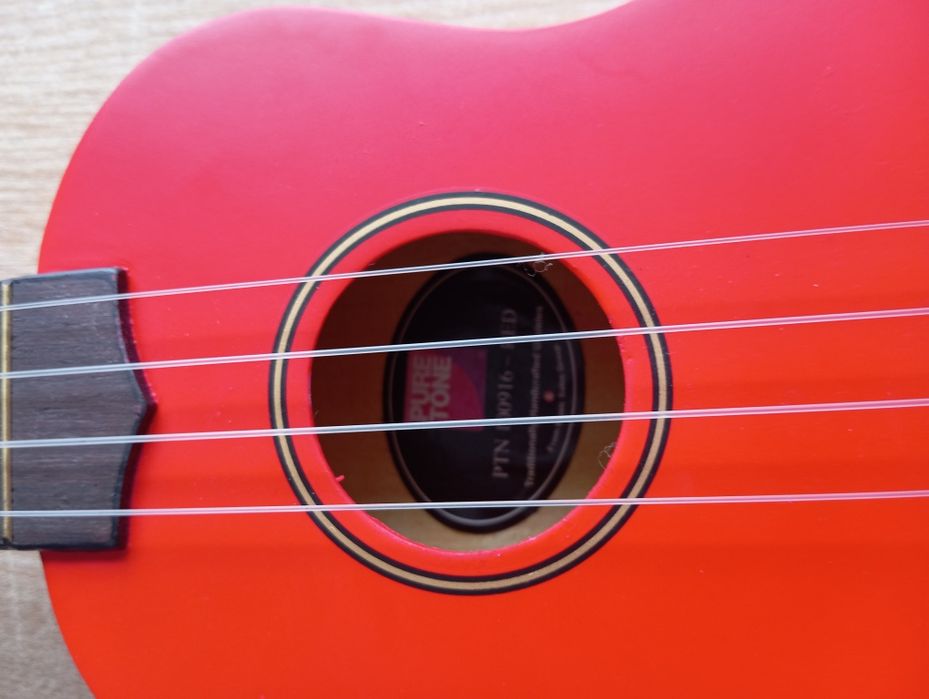 Gitara ukulele czerwona