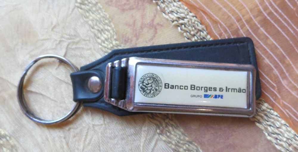 Porta Chaves Banco Borges & Irmão em couro e metal e vidro c/ 10 cm