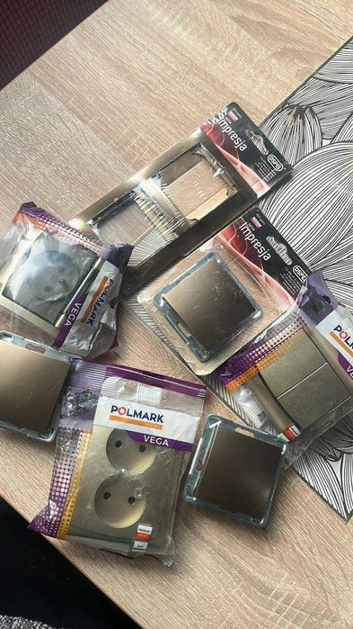 Gniazdka ,ramki ,włączniki ,łączniki, gniazdo