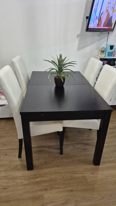 Mesa extensível e 4 cadeiras
