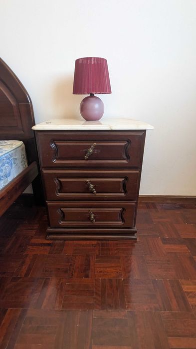 Diversas mobílias para venda, mesas, camas, cabeceiras, cómodas, máquina de costura Singer e quadro