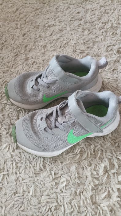 Dziewczęce sportowe buty Nike rozmiar 27,5