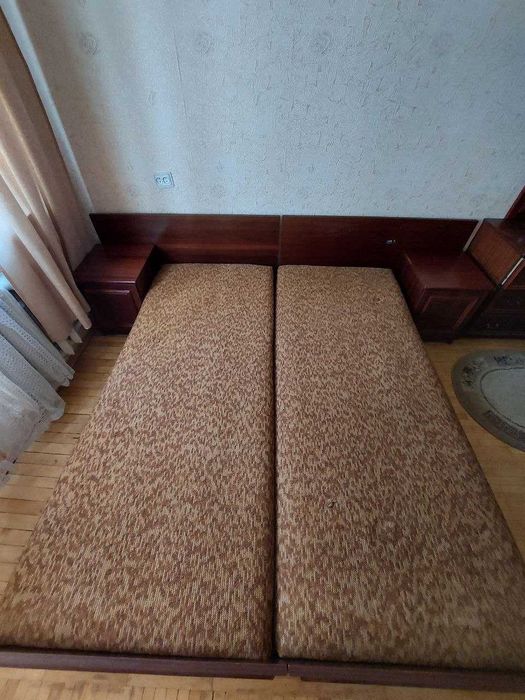 Мебель для спальни (кровать/стол/тумбочка)