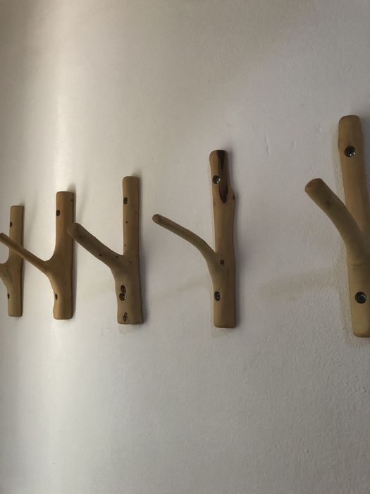 Cabide para parede em troncos de madeira