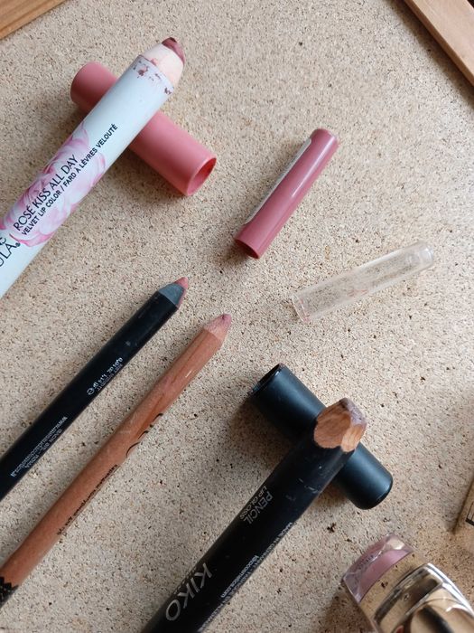 Косметика для макіяжа губ, очей, брів, пензлики