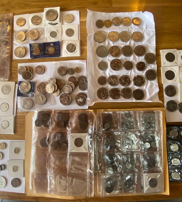 Várias centenas de moedas antigas
