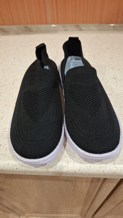 Buty damskie materiałowe.