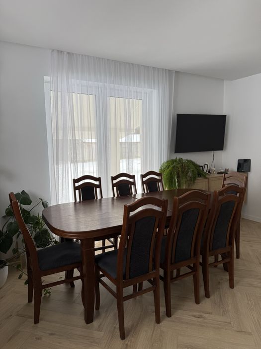 Brązowy stół rozkładany z 10 krzesłami