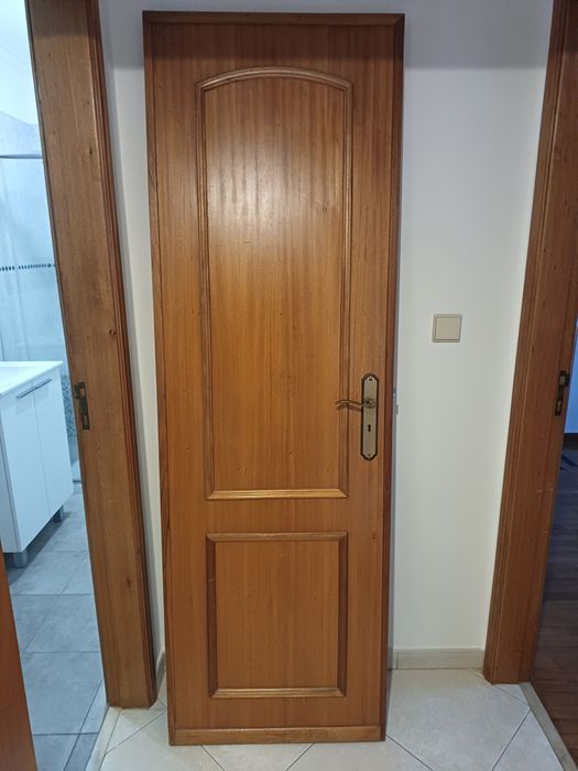 Portas de madeira maciça castanhas