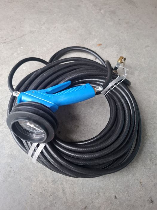 Przewod do pompowania z manometrem.