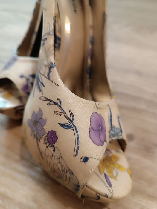 Sandália/sapato motivos florais com alto agulha - 38