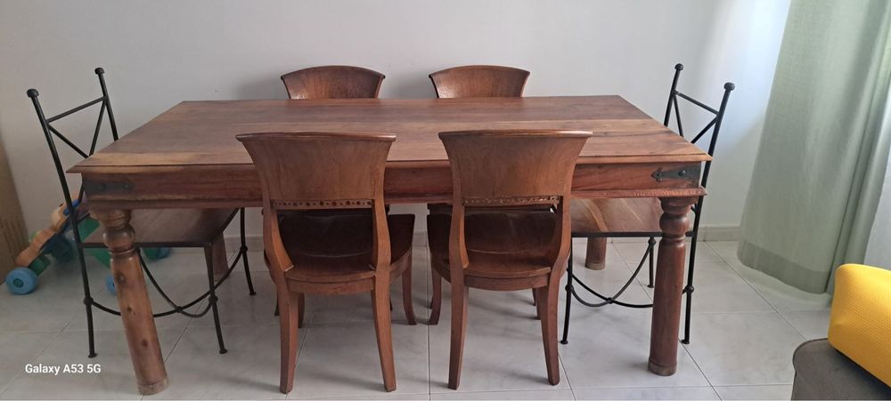 Mesa de madeira com cadeiras
