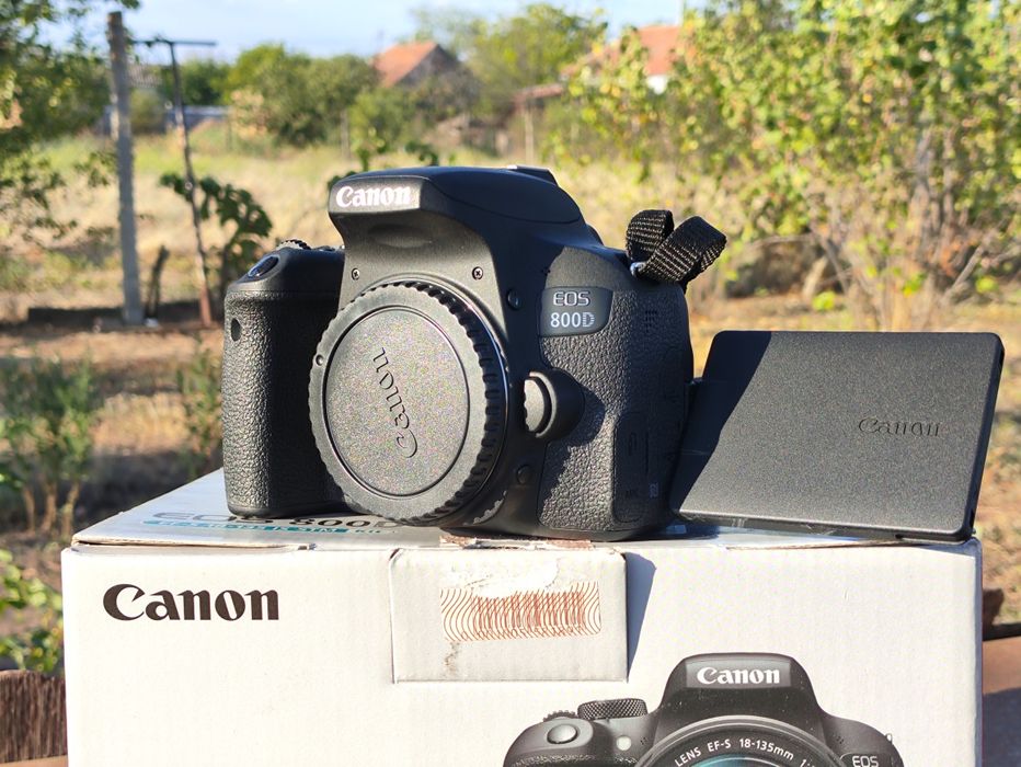 Canon EOS 800D + 18-135mm IS STM, пробег 9000 отличное состояние