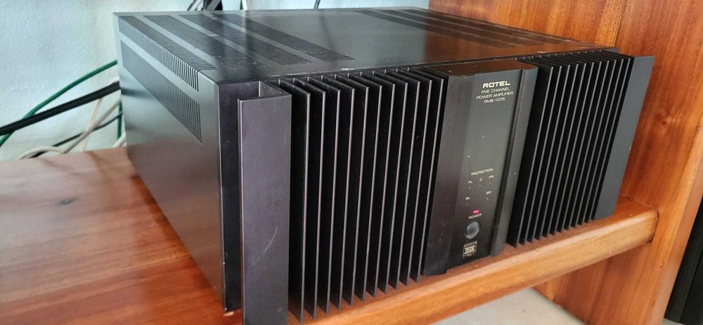 Amplificador de alta potência com 5 canais ROTEL RMB 1075 THX