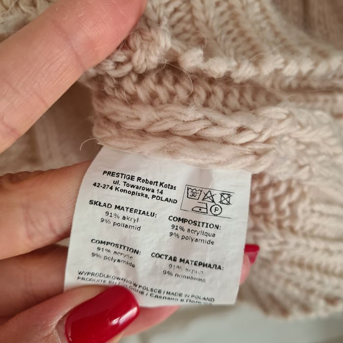 Różowy pleciony sweter