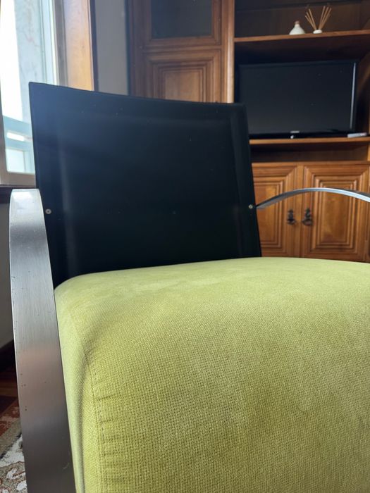 Par de cadeirões modernos — assento verde e encosto em couro preto