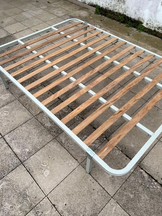 Vendo estrados de cama como novo