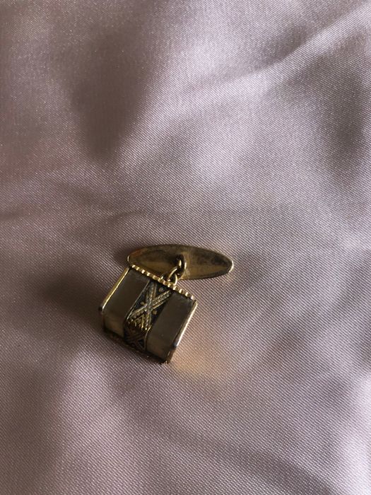 Botão de lapela dourado
