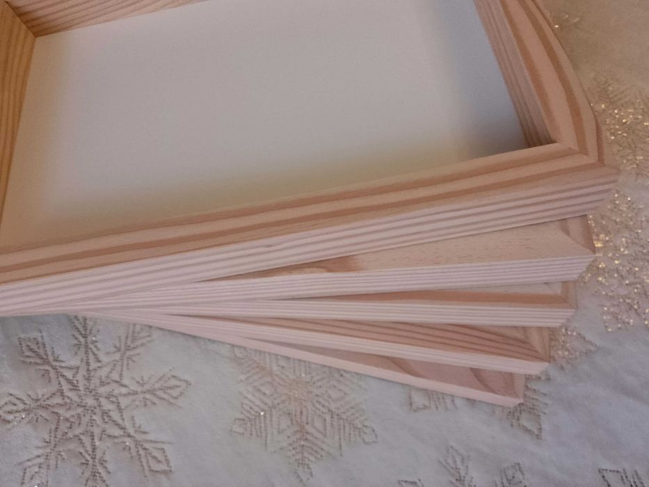 Ramka drewniana niemalowana z białym tłem 20 x 30 x 3 cm do makramy.