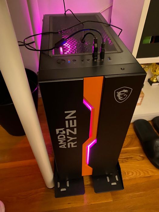 Torre Gaming MSI com teclado e rato