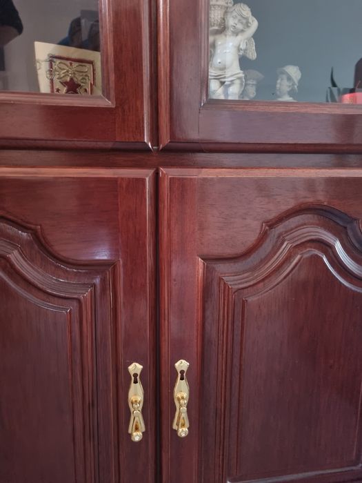 Vitrine em madeira de mogno