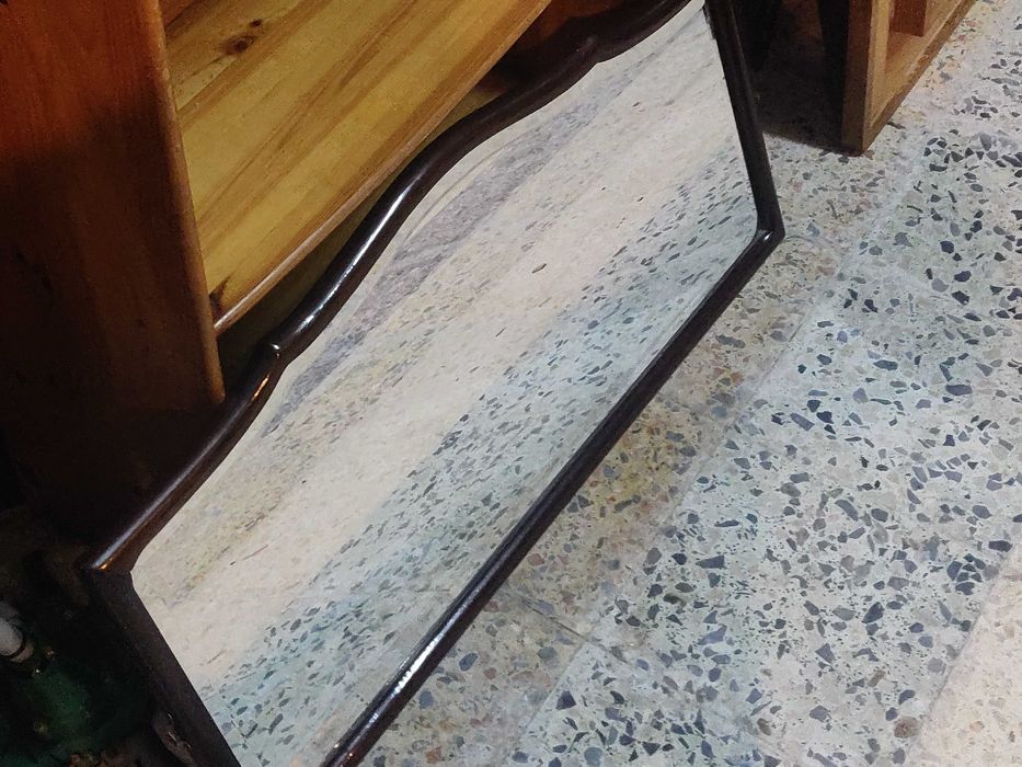 Espelho com moldura em madeira