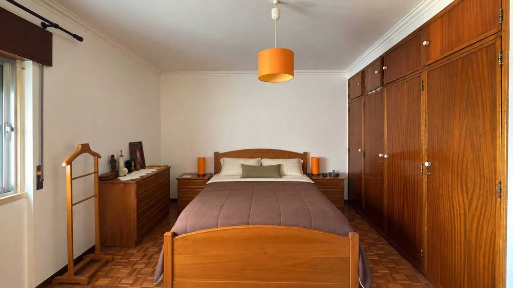 Mobília de Quarto de Casal Completa – Cama, Cómoda e 2 Mesas de Cabeceira