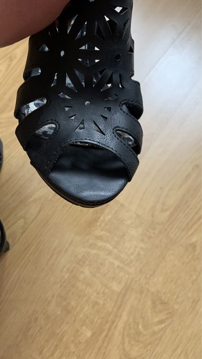 Sandały na obcasie 37