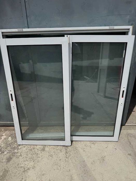 Janelas de correr brancas com aro de alumínio, vidro duplo