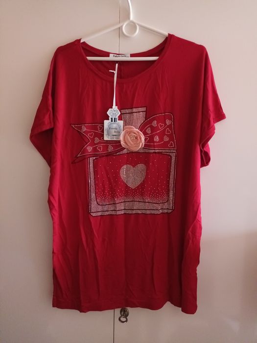 Czerwona bluzka z krótkim rękawem