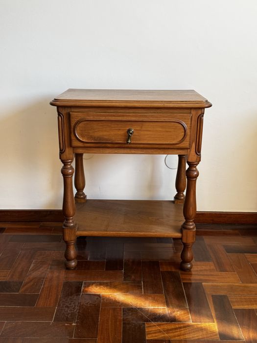 Mesa de cabeceira antiga em madeira maciça com gaveta (2 disponíveis)