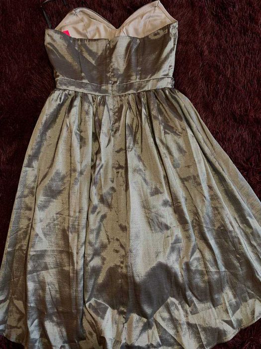 Шикарна міді сукня з блискучим поясом на випускний