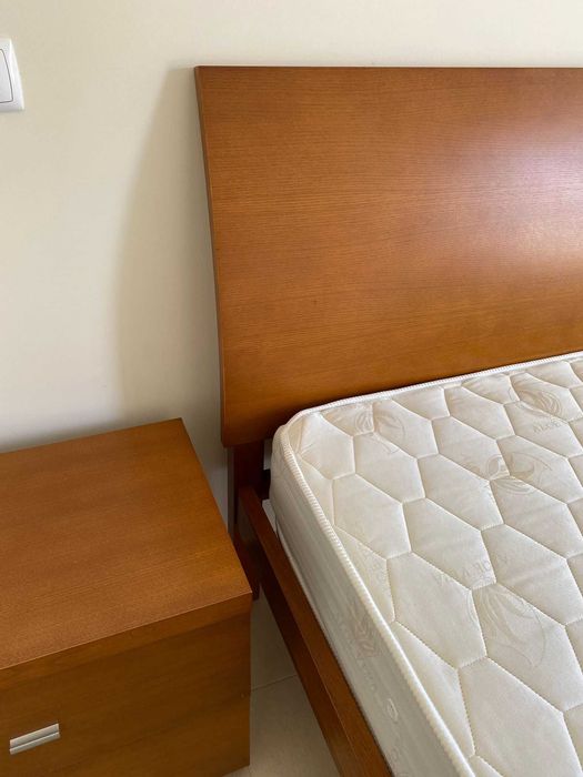 Cama de casal, colchão e mesas de cabeceira em madeira ótimo estado