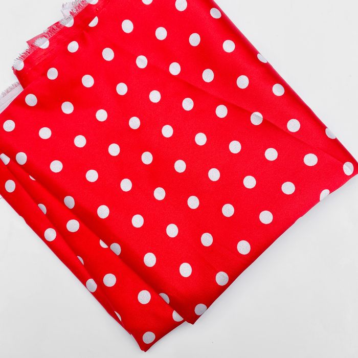 Чорна та червона атласні тканини в горох