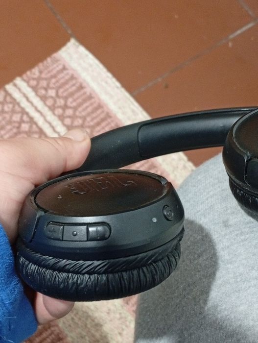 Fones sem fios Jbl a funcionar muito bem e som elevado