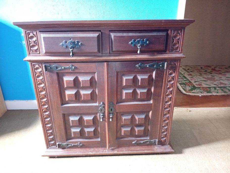 Armário em madeira com duas gavetas e duas prateleiras