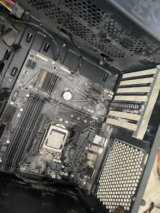 Матерінка GIGABYTE