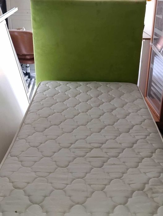 cama, sommier cabeceira  em verde almofadada em veldo, usado