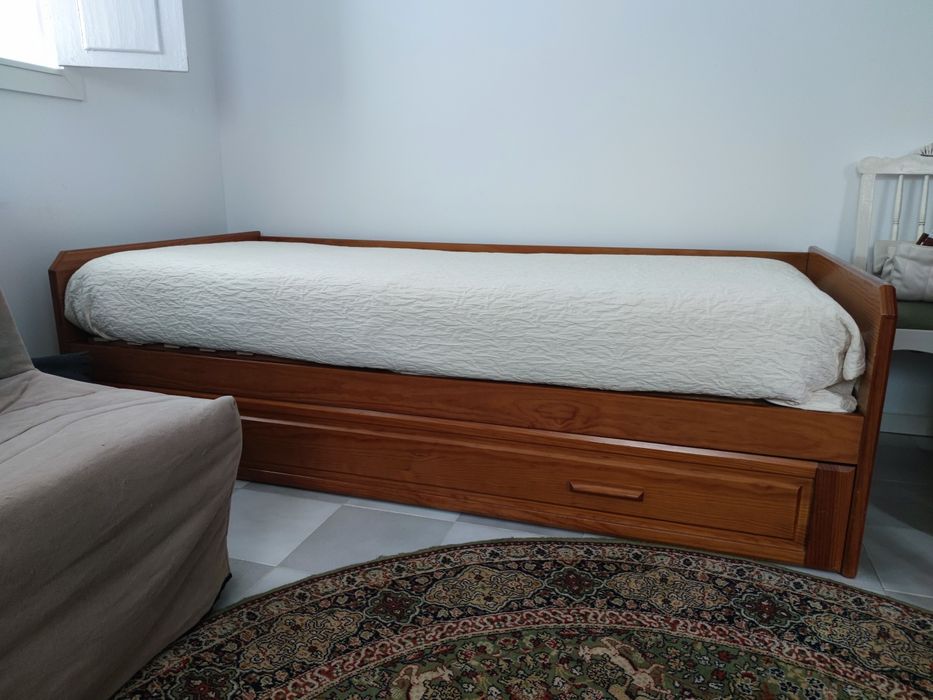 Vendo cama dupla de solteiro com um estrado e um colchão