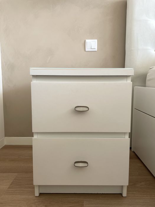 Mesinhas de cabeceira brancas