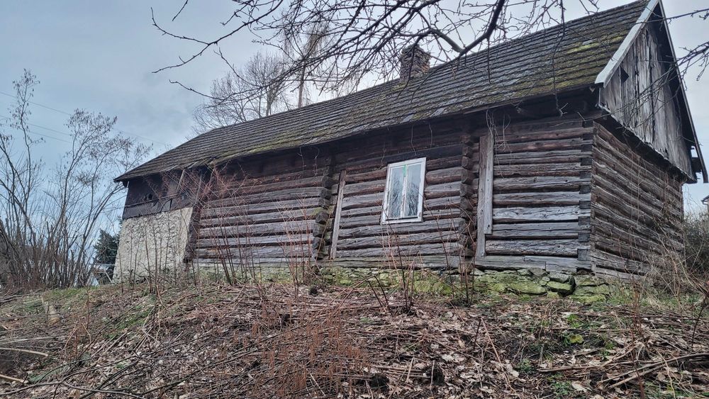 Stary drewniany dom do rozbiórki