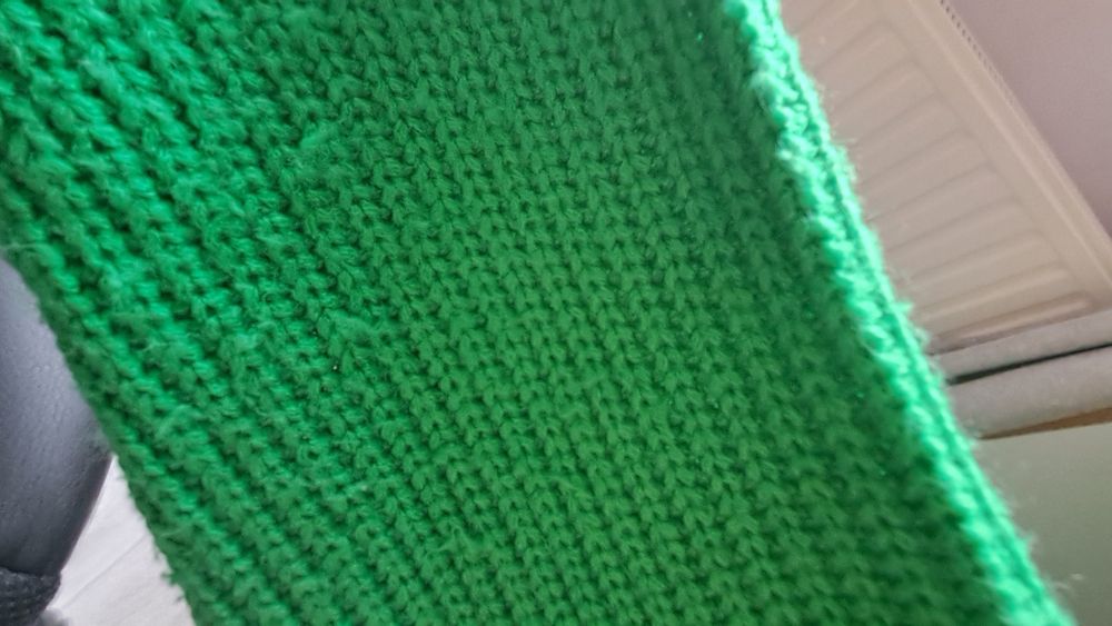 zielony sweter z guzikami