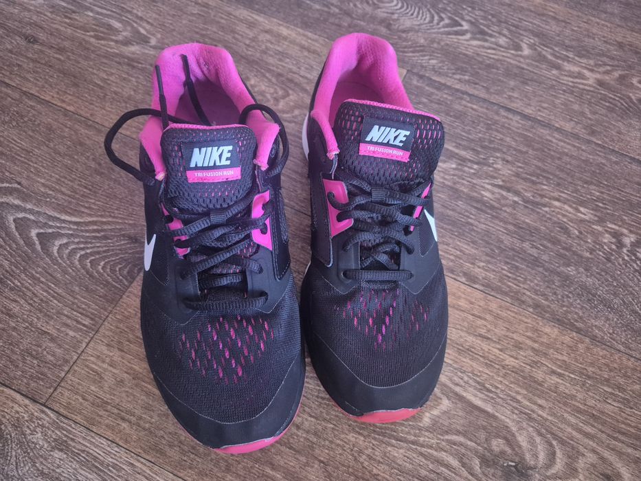 Кроссовки Nike 

Состояние: 10/10
Размер: 39 (25см)
Цена: 800 грн 

За