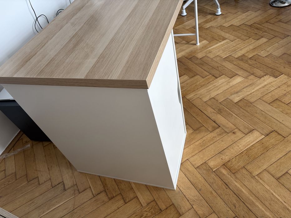 Biurko Ikea biale z jasno brazowym blatem 140x60