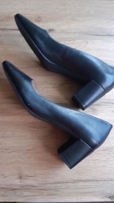 Czarne pantofle na obcasie