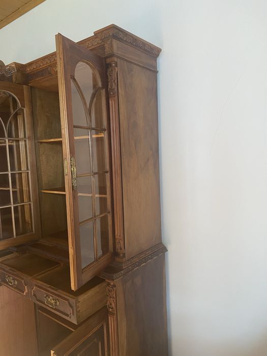 Vitrine clássica em Mogno Maciço com aparador - De grande qualidade